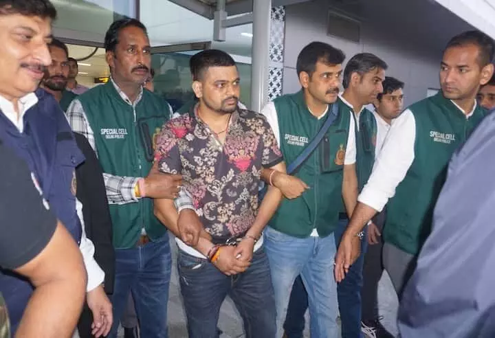 गैंगस्टर के पासपोर्ट मामले में सिपाही किया निलंबित