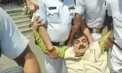हंगामा काट रहे बीजेपी एमएलए को टांगकर सदन से बाहर ले गए मार्शल हंगामा काट रहे बीजेपी एमएलए को टांगकर सदन से बाहर ले गए मार्शल