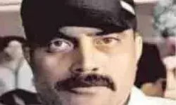 टूटी हिम्मत- बैठा पुलिस का डर- अतीक गैंग के मुख्य शूटर का सरेंडर