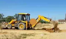 बसपा नेता की अवैध कॉलोनी पर गरजा बाबा का बुलडोजर बसपा नेता की अवैध कॉलोनी पर गरजा बाबा का बुलडोजर