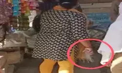 शोहदे को चप्पलों से पीटकर महिला ने बाहर निकाला इश्क का भूत शोहदे को चप्पलों से पीटकर महिला ने बाहर निकाला इश्क का भूत