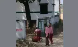 स्कूली बच्चों से कराया था ऐसा काम- प्रधानाध्यापक कर दिए सस्पेंड