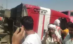 हाईवे पर पलटी यात्रियों से भरी रोडवेज बस- शीशे तोड़कर निकालें यात्री हाईवे पर पलटी यात्रियों से भरी रोडवेज बस- शीशे तोड़कर निकालें यात्री