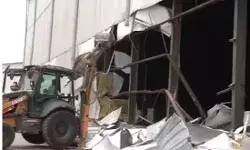 कुदाल लेकर पहुंची भाजपा- दर्जनों फिल्म स्टूडियो पर चला बुलडोजर कुदाल लेकर पहुंची भाजपा- दर्जनों फिल्म स्टूडियो पर चला बुलडोजर