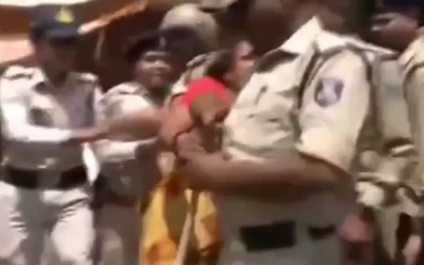 पुलिस ने दिखाई मर्दानगी- सीएम की लाडली बहनों के खींचे बाल- की पिटाई