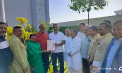 मंत्री संजीव बालियान को मितिका गर्ग ने अध्यक्ष पद के लिए सौंपा आवेदन