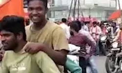 हत्या के विरोध में विहिप भाजपा सड़क पर- बस पर फेंके पत्थर- स्कूल बंद हत्या के विरोध में विहिप भाजपा सड़क पर- बस पर फेंके पत्थर- स्कूल बंद