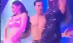 शर्ट उतारकर अक्षय के लड़कियों संग डांस करते ही आई आवाज चाचा कुछ तो.. शर्ट उतारकर अक्षय के लड़कियों संग डांस करते ही आई आवाज चाचा कुछ तो..