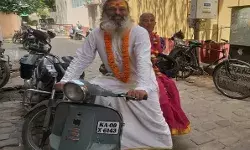 नौकरी को मारी लात- उठाया स्कूटर- निकल पड़े मां को दुनिया घुमाने