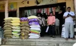 किराना कारोबारी की दुकान को खंगालकर 4 लाख की चोरी- सीसीटीवी में कैद किराना कारोबारी की दुकान को खंगालकर 4 लाख की चोरी- सीसीटीवी में कैद