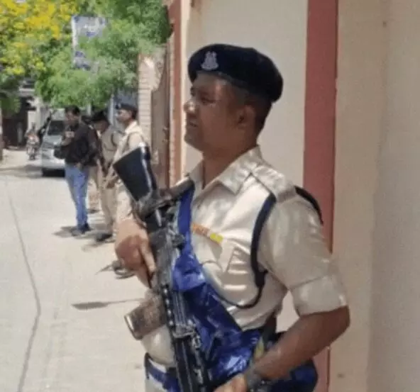 अतीक के करीबी बिल्डर के घर नोटों का जखीरा- वकील का भी खंगाला.. अतीक के करीबी बिल्डर के घर नोटों का जखीरा- वकील का भी खंगाला..