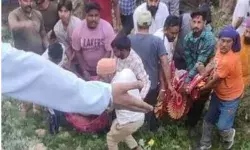 100 फुट गहरी खाई में गिरी ट्रैक्टर ट्रॉली- 3 श्रद्धालुओं की मौत 100 फुट गहरी खाई में गिरी ट्रैक्टर ट्रॉली- 3 श्रद्धालुओं की मौत