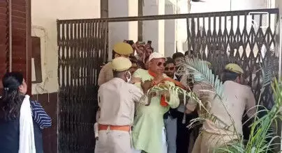 डीएम के दफ्तर में वकीलों का हंगामा - कोतवाल पर गिरी गाज