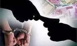 एएसआई हज़ारो रुपए की रिश्वत लेते रंगे हाथ किया गिरफ्तार एएसआई हज़ारो रुपए की रिश्वत लेते रंगे हाथ किया गिरफ्तार