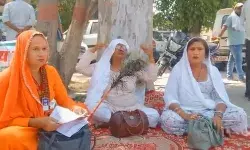 SDM के आश्वासन के बाद किन्नरो ने किया धरना समाप्त- समाधान हेतु टीम गठित