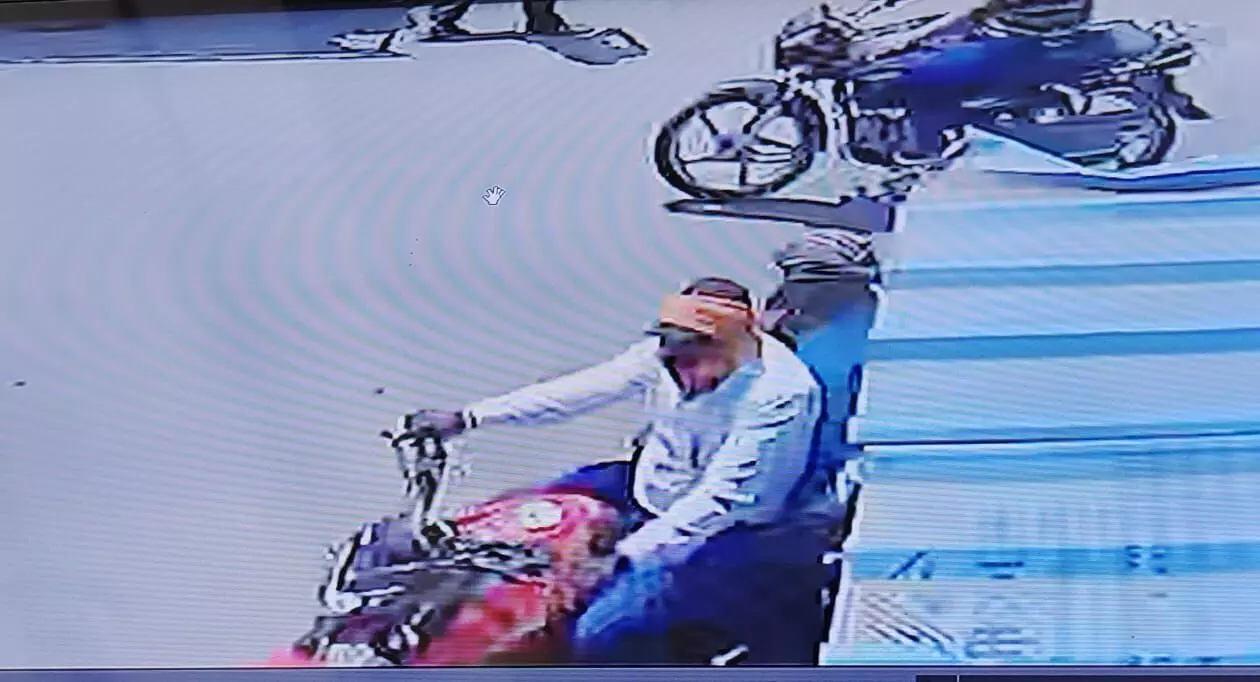 चोरों ने मोटी रकम की चोरी- कैमरे में हुए कैद- जांच में जुटी पुलिस चोरों ने मोटी रकम की चोरी- कैमरे में हुए कैद- जांच में जुटी पुलिस