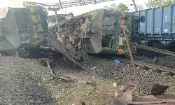 तीन मालगाड़ियों के आपस में टकराने से इंजन में लगी आग, 2 घायल तीन मालगाड़ियों के आपस में टकराने से इंजन में लगी आग, 2 घायल