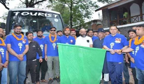 CM ने केदारनाथ धाम के सेवादारों के वाहन को हरी झंडी दिखाकर किया रवाना