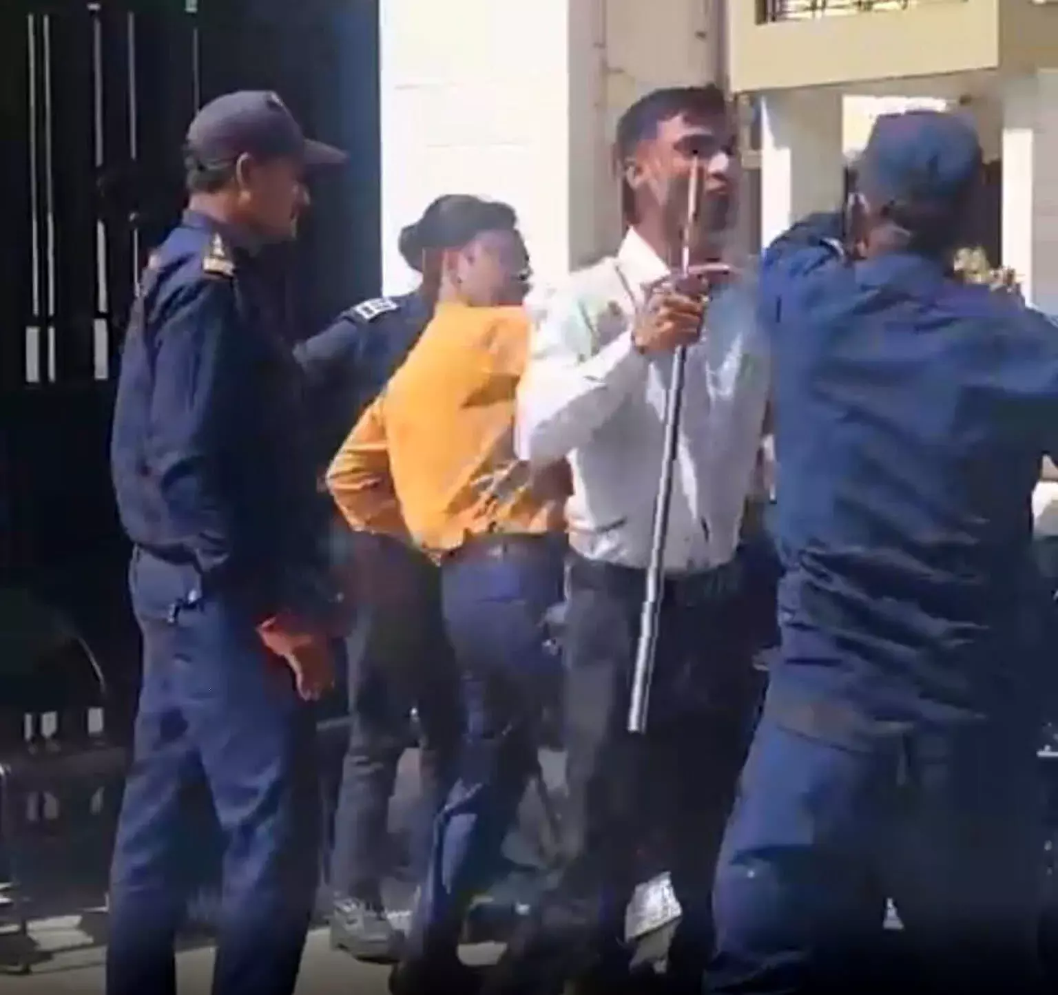 सिक्योरिटी गार्ड ने बच्चे के पिता के साथ की मारपीट- वीडियो वायरल
