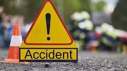 सड़क दुर्घटना में दो की मौत, तीन लोग हुए घायल- मचा कोहराम