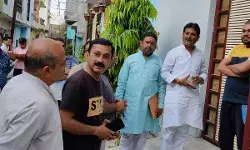 प्रत्याशी पति ने डोर टू डोर किया जनसम्पर्क- पिछले सभासद की बताई खामियां प्रत्याशी पति ने डोर टू डोर किया जनसम्पर्क- पिछले सभासद की बताई खामियां