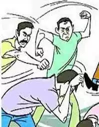शराब पार्टी के दौरान भारी पथराव के बीच पुलिसकर्मी घायल