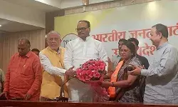 नामांकन के आखिरी दिन सपा प्रत्याशी ने थाम लिया भाजपा का दामन नामांकन के आखिरी दिन सपा प्रत्याशी ने थाम लिया भाजपा का दामन