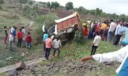 लोडिग वाहन पलटने से एक की मौत, दर्जन लोग हुए घायल- मचा कोहराम