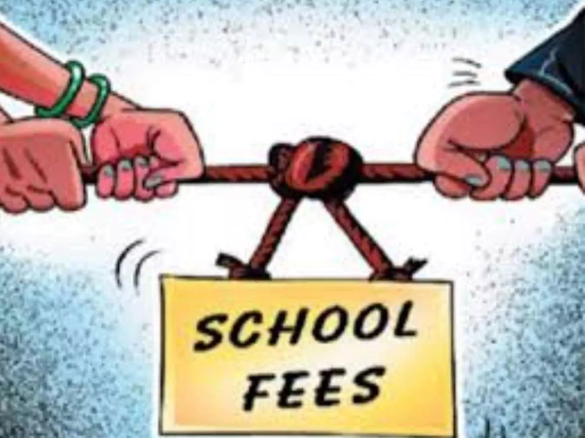 फीस को लेकर डीएम ने की 90 स्कूलों के खिलाफ कार्रवाई