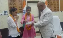 जुड़वा बहनों ने की इंटरमीडिएट की परीक्षा पास- डीएम ने दी शाबाशी जुड़वा बहनों ने की इंटरमीडिएट की परीक्षा पास- डीएम ने दी शाबाशी