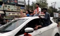 कार सवार बीजेपी पटकाधारी युवकों का सड़क पर हुड़दंग- ट्रैफिक पुलिस..