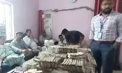 i 20 कार में सोने के साथ नोट ही नोट- आखिर कहां जा रही थी यह नकदी