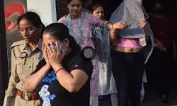 स्पा सेंटरों पर छापा- ऐसे आपत्तिजनक हालातों में मिले लड़के लड़कियां स्पा सेंटरों पर छापा- ऐसे आपत्तिजनक हालातों में मिले लड़के लड़कियां