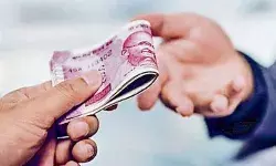 एसीबी अधिकारियों ने तलाठी को हज़ारो रुपये की रिश्वत लेते पकड़ा