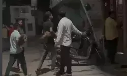 AAP के प्रत्याशी ने फिर किया आचार संहिता का उल्लंघन- अब बंटवाई झाड़ू