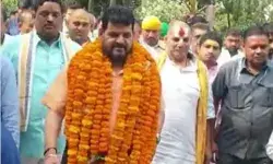 एफआईआर के बाद बीजेपी सांसद को आई अखिलेश की याद- तारीफ में...