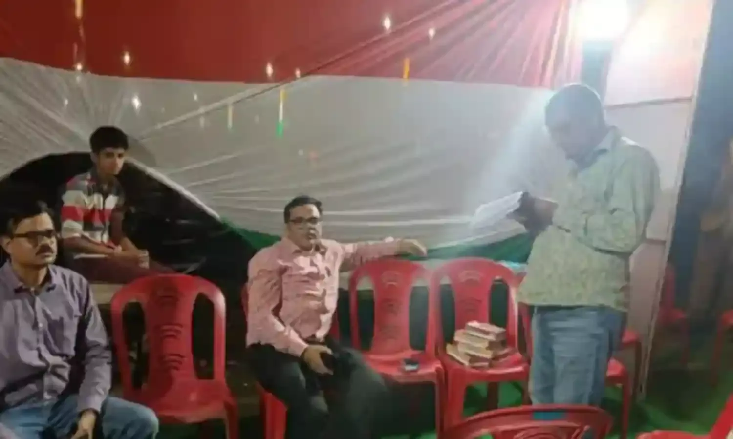 सड़क तक चुनावी दफ्तर बने देख भड़के एसडीएम-शुरू हुई कार्यवाही