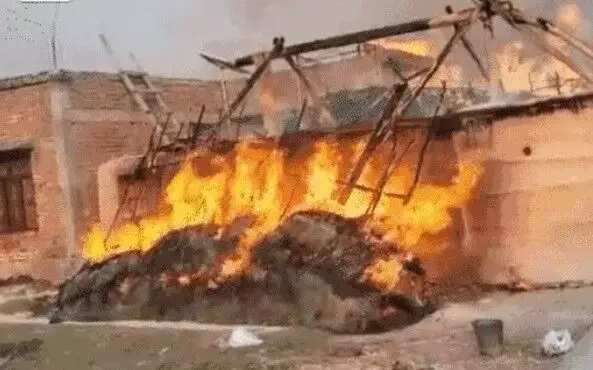 उड़कर आई चिंगारी आधा सैकड़ा घरों को जलाकर कर गई राख