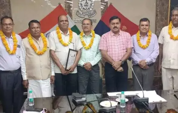 समारोह आयोजित कर पुलिस अफसरों एवं कर्मियों को दी विदाई समारोह आयोजित कर पुलिस अफसरों एवं कर्मियों को दी विदाई