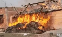 उड़कर आई चिंगारी आधा सैकड़ा घरों को जलाकर कर गई राख