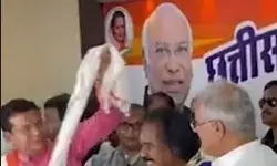 भगवा चोला उतारने वाले बीजेपी नेता ने थाम लिया कांग्रेस का हाथ भगवा चोला उतारने वाले बीजेपी नेता ने थाम लिया कांग्रेस का हाथ