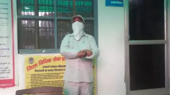 घूसखोर निकला जिला पंचायत का बड़ा बाबू- रंगे हाथ किया गिरफ्तार घूसखोर निकला जिला पंचायत का बड़ा बाबू- रंगे हाथ किया गिरफ्तार