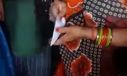 वोट के बदले नोट- बीजेपी कैंडिडेट ने बांटे रुपए-वीडियो वायरल, F.I.R. वोट के बदले नोट- बीजेपी कैंडिडेट ने बांटे रुपए-वीडियो वायरल, F.I.R.