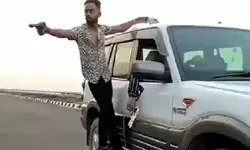 स्कॉर्पियो पर लटके युवक ने अंटी से निकाला हथियार-किये फायर