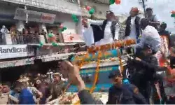 रोड शो निकाल रहे सपा मुखिया के वाहन पर चढ़ा युवक मची- अफरा तफरी रोड शो निकाल रहे सपा मुखिया के वाहन पर चढ़ा युवक मची- अफरा तफरी