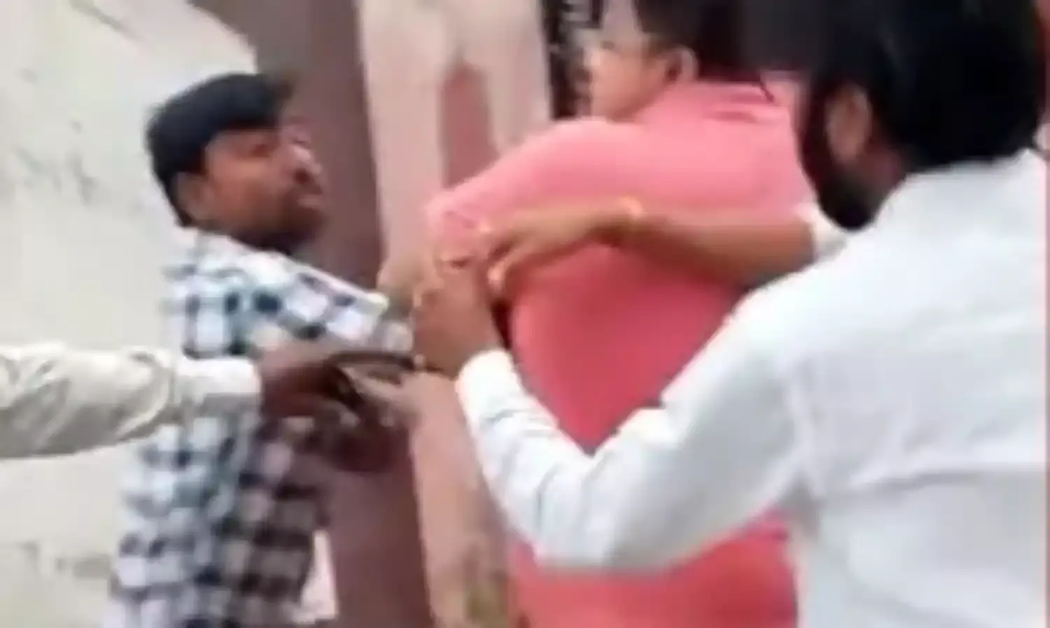 फर्जी वोट डलवाने को लेकर भाजपा एवं बसपा समर्थकों में चले लात घूंसे