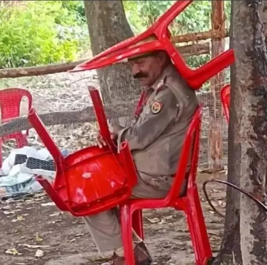 ड्यूटी पर तैनात दरोगा ने कुर्सियों को ऐसे बनाया बारिश से बचने का जुगाड