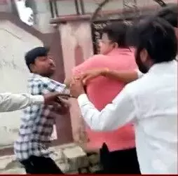 फर्जी वोट डलवाने को लेकर भाजपा एवं बसपा समर्थकों में चले लात घूंसे