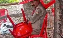 ड्यूटी पर तैनात दरोगा ने कुर्सियों को ऐसे बनाया बारिश से बचने का जुगाड ड्यूटी पर तैनात दरोगा ने कुर्सियों को ऐसे बनाया बारिश से बचने का जुगाड