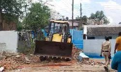 प्रशासन का चला डंडा- हत्यारोपी के मकान पर दहाड़ा सरकार का बुलडोजर